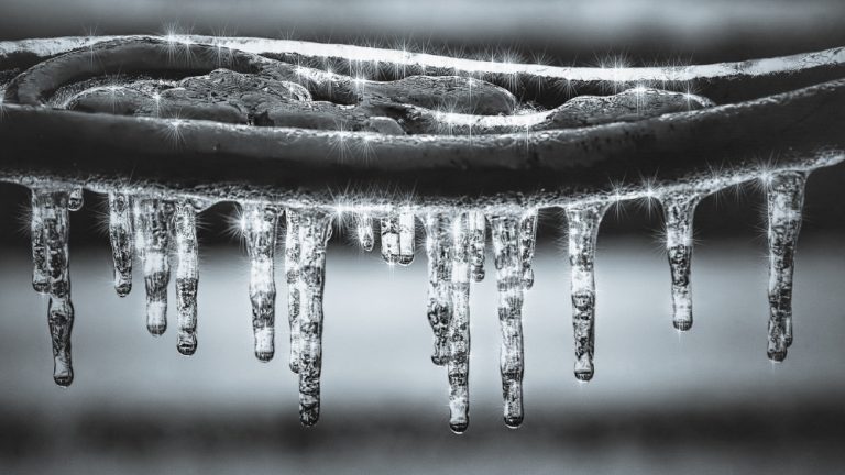 How to Keep Warm in Winter When the Power Goes Out